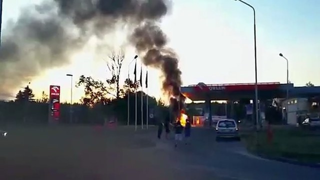 Gaisras Vilniuje: degalinėje sudegė automobilis, nukentėjo vyras
