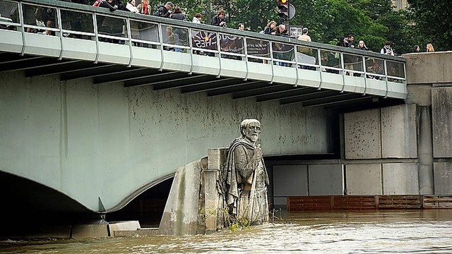 Potvynis Paryžiuje grasina Luvro meno kūriniams