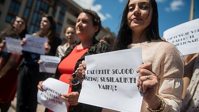 Moterys prie Seimo ėmėsi spręsti 50 tūkst. šeimų problemą