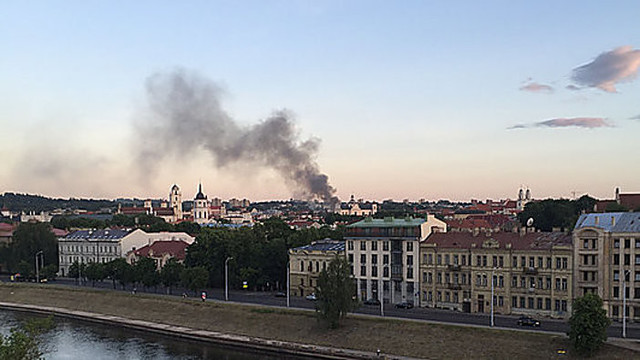 Nufilmavo gaisrą Vilniaus senamiestyje – dega sandėliukai