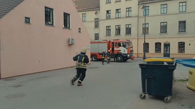Užfiksavo Klaipėdos centre iš namo besiveržiančius dūmus