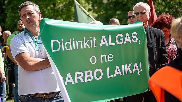 Šimtai žmonių prie Seimo protestavo prieš naująjį Darbo kodeksą