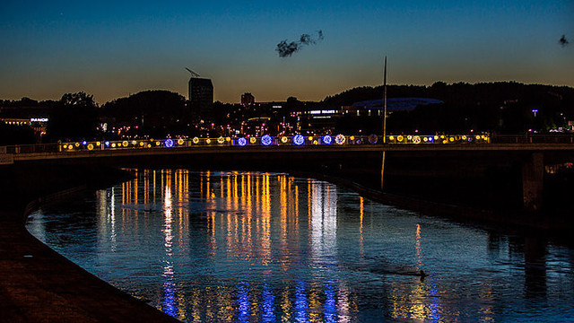 „Kutūros naktį“ Baltąjį tiltą nušvietė burbulų instaliacija