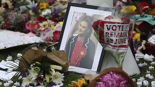 Jungtinėje Karalystėje parlamentarai pagerbė nužudytą kolegę