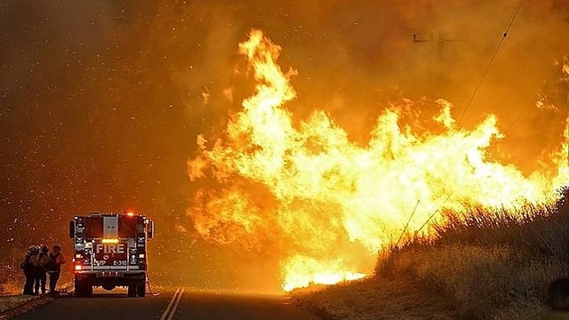 Kalifornijoje įsisiautėjo miškų gaisrai