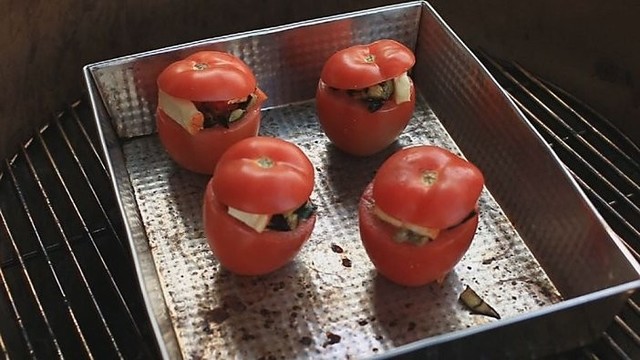 Įdaryti pomidorai su baklažanu ir sūriu