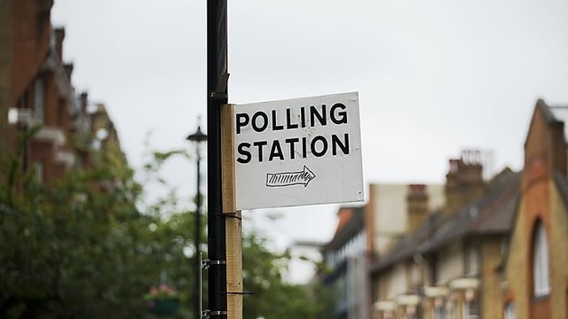 Atėjo istorinė diena: britai plūsta prie balsadėžių