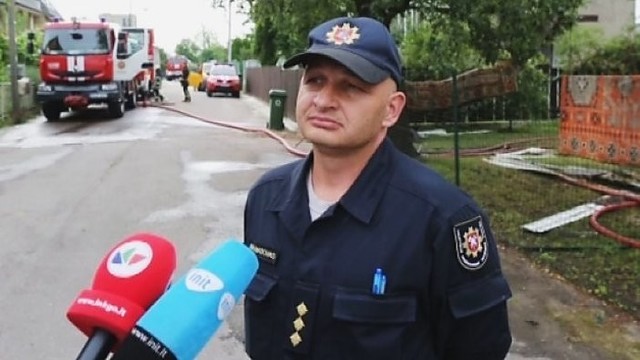 Kaune į gaisrą vykę ugniagesiai pateko į avariją, sudegė vyras