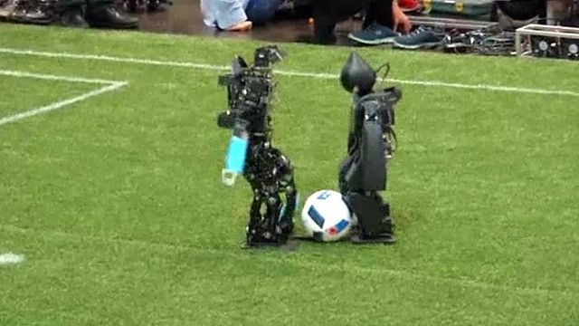 Robotai pranoks žmones futbole?