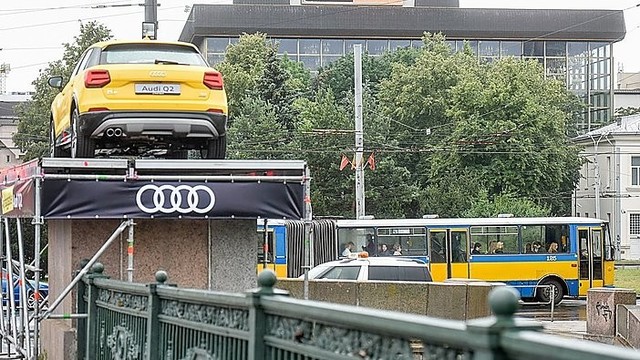 Sostinės savivaldybė gailisi ant Žaliojo tilto užkėlusi „Audi“
