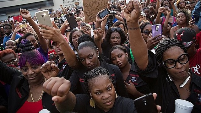 JAV ir vėl kylą masiniai protestai dėl nušautų juodaodžių