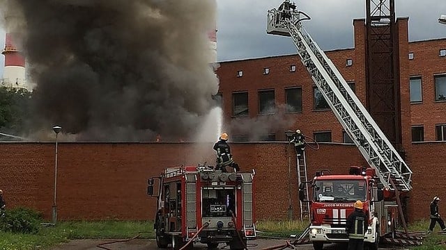 Buvusį Vilniaus Kelių policijos pastatą apgaubė ugnies liežuviai