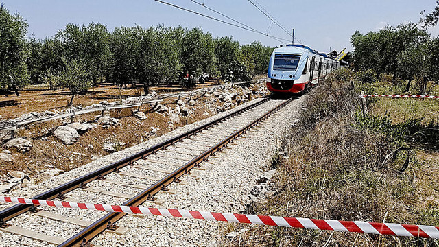Dėl traukinių avarijos Italijoje aukų skaičius gali augti