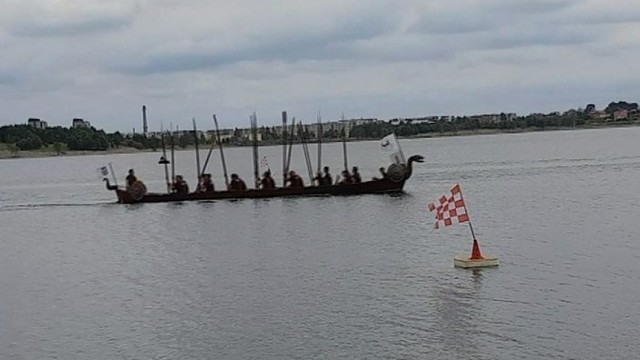 Masčio ežere lenktyniavo vikingų laivai
