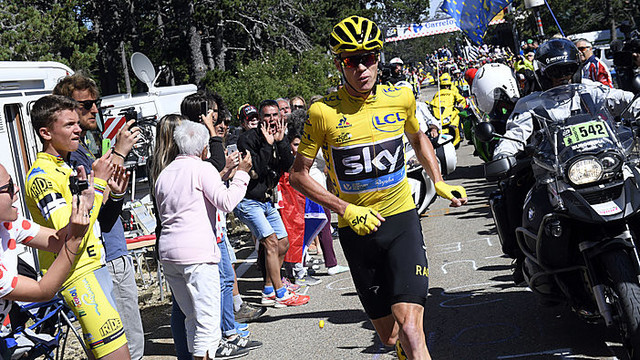 Kuriozas: „Tour de France“ lyderis po avarijos nutarė bėgti