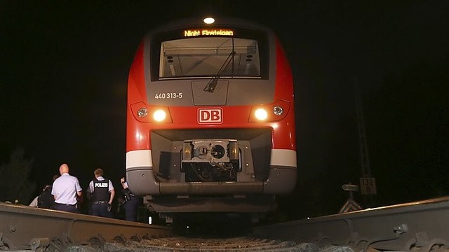 Vokietijoje 17-metis migrantas kirviu puolė traukinio keleivius