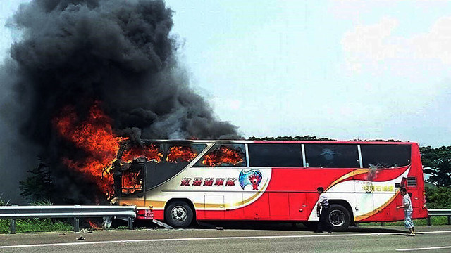Pragaru virtusiame autobuse sudegė 26 žmonės