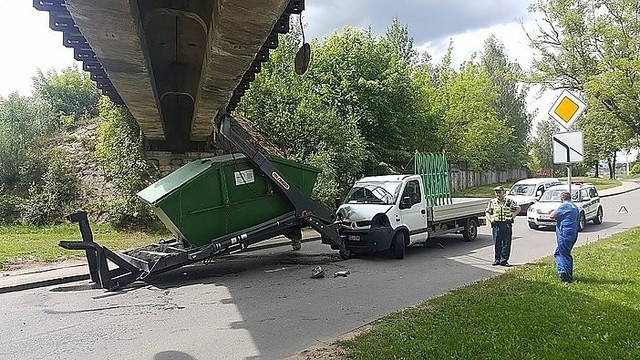 Po viaduku Vilniuje netilpus konteineriui buvo sužalotas žmogus