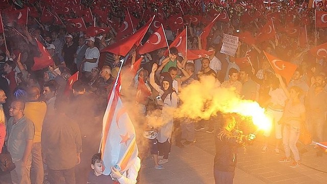 Naktys Stambule: tūkstančiai gatvėse švenčia vienybės pergalę