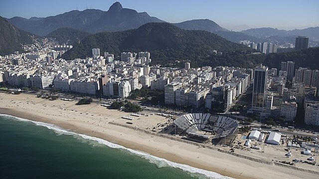 Nuostabiuose Rio paplūdimiuose – neregėtas masinio sporto bumas