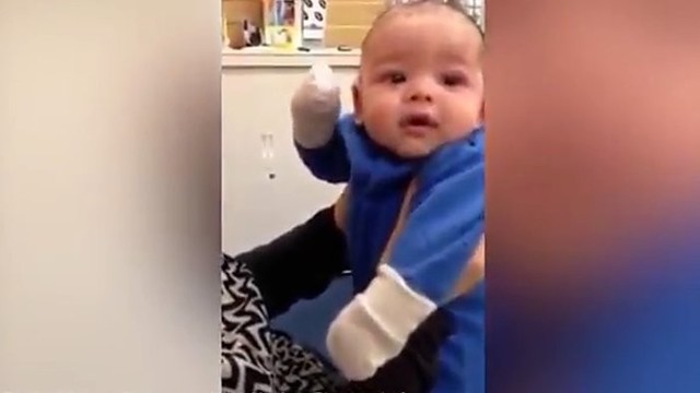 Jautri akimirka: kūdikis pagaliau pirmą sykį išgirdo mamos balsą