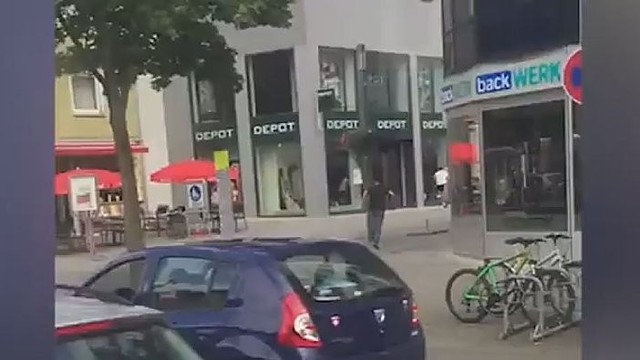 Žmones su mačete puldinėjęs vyras užfiksuotas vaizdo įraše
