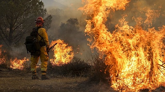 Kalifornijos ugniagesiai kovoja su visa apėmusiais gaisrais