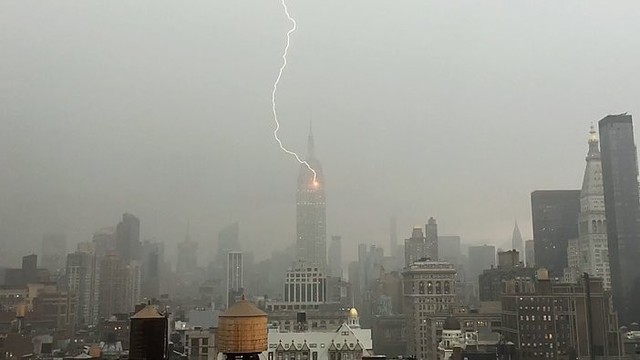 Įspūdinga: žaibas trenkė į garsiausią Niujorko dangoraižį