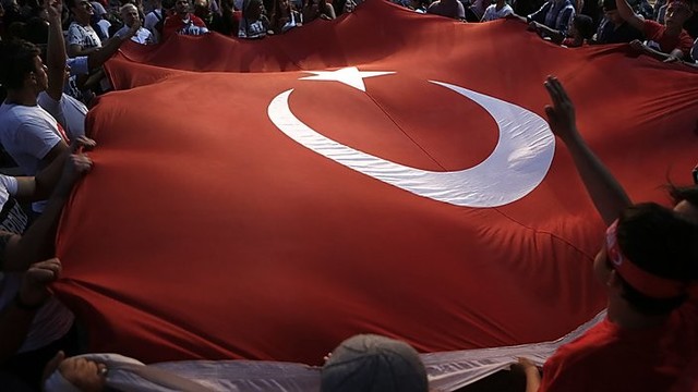 Turkija „valosi“: uždaromi spaudos kanalai, šalinami generolai