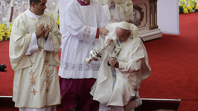 Lenkijoje apsilankiusiam popiežiui Pranciškui susipynė kojos