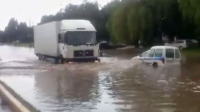 Kaunas skęsta: automobiliai „plaukia“ keliais