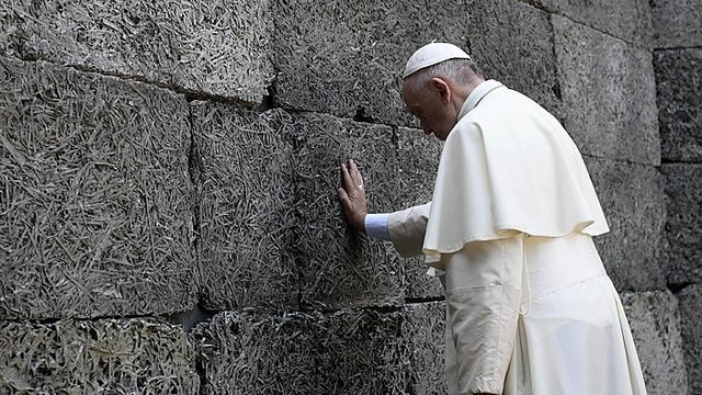 Popiežius apsilankė buvusioje Aušvico mirties stovykloje