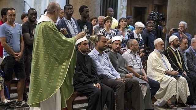 Musulmonai Prancūzijoje išreiškė taiką eidami į katalikų mišias