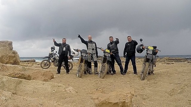 Užsispyrę lietuviai visą Kiprą apvažiavo nuomotais motociklais