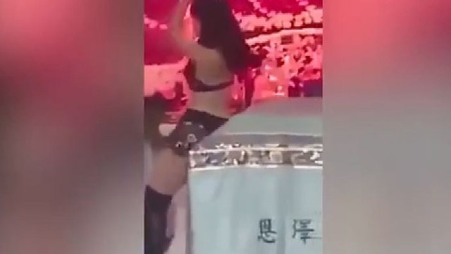 Kinijoje – šokiruojantis laidojimo paprotys su striptizu