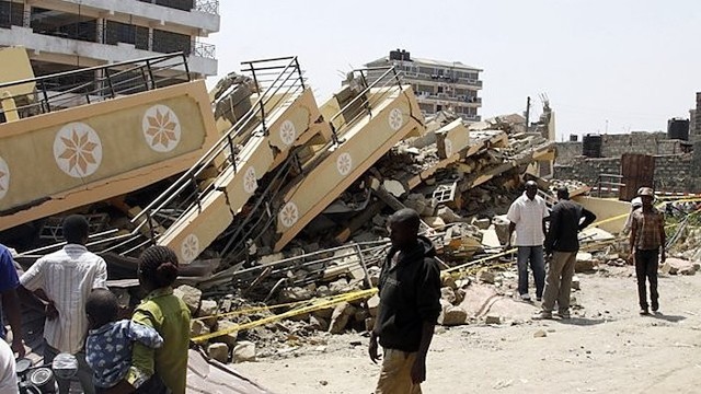 Kenijoje žmonių akivaizdoje sugriuvo gyvenamasis namas