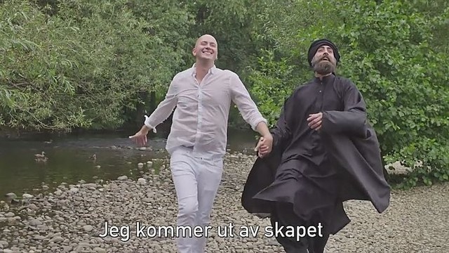 Komikas išjuokė „Islamo valstybę“ sukurdamas dainą apie gėjus
