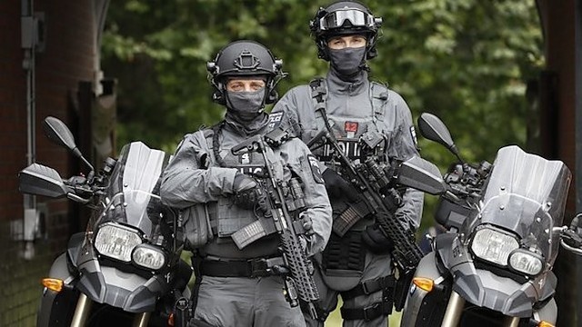 Londono valdžia į gatves siunčia daugiau ginkluotų pareigūnų