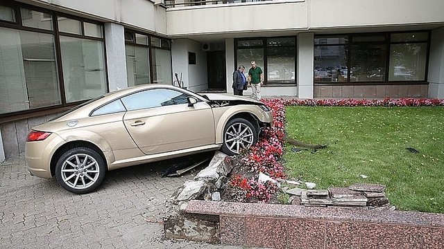 Incidentas prie Seimo: 82-ejų vairuotoja sumaišė pedalus?