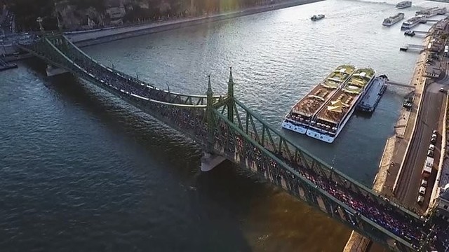 Pritrenkianti jogos treniruotė: Budapešte minia okupavo tiltą