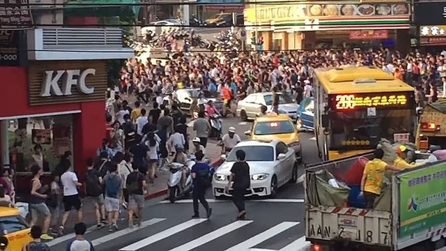 Beprotybė: Taivano gyventojai dėl pokemonų sukėlė chaosą gatvėje