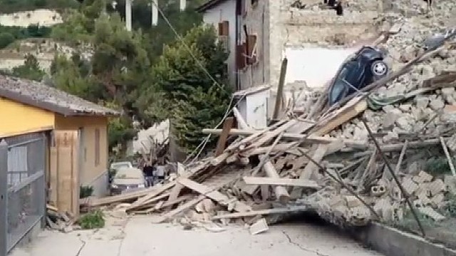 Italiją supurtęs žemės drebėjimas griovė pastatus