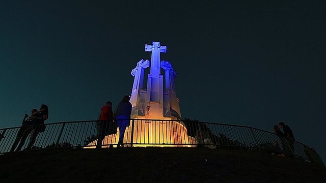 Trijų Kryžių kalnas ir Rotušė nušvito Ukrainos spalvomis