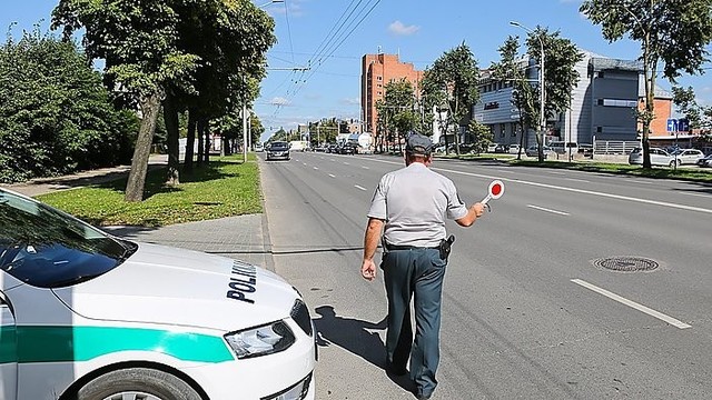 Kaune policija tykojo eismo taisykles pamiršusių vairuotojų