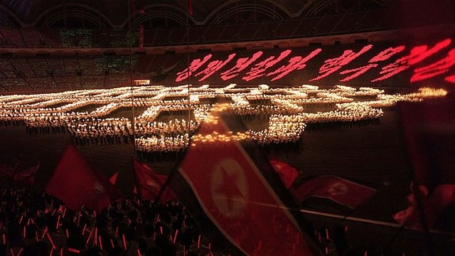 Šiaurės Korėja didybę demonstravo eisenoje su deglais