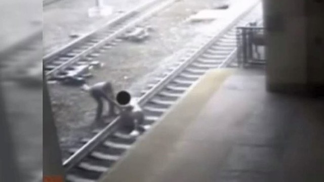Vyras vos išvengė mirties: traukinys pralėkė po akimirkos