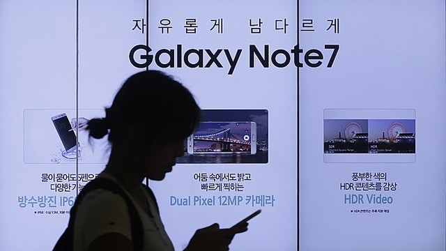 Dūris „Samsung“: dėl sprogstančių baterijų atšaukia pardavimus