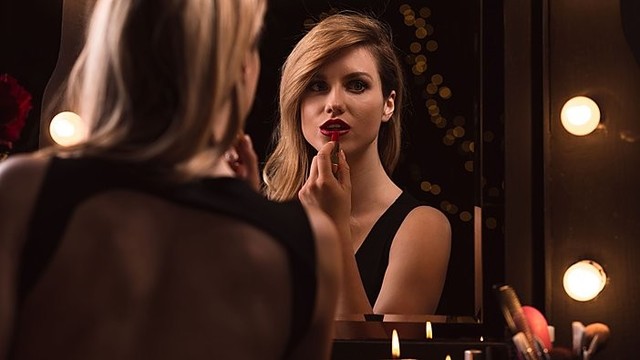 Kiek laiko moterims normalu praleisti prie veidrodžio?
