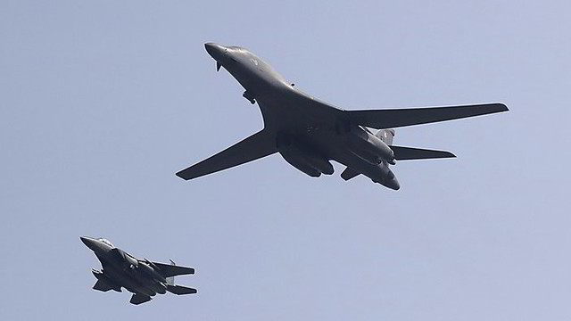 Virš Pietų Korėjos praskrido 2 JAV strateginiai bombonešiai