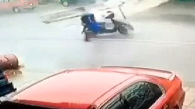 Taivane užfiksavo, kaip taifūnas nubloškė vyrą nuo motorolerio